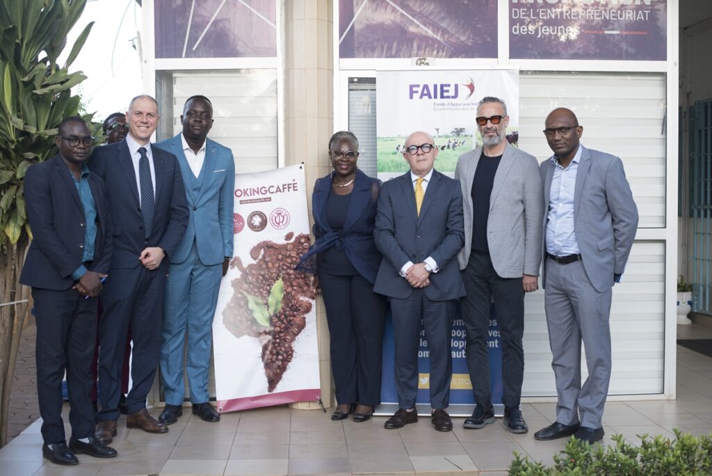 caffè sostenibile : Morola Caffè italiano viista in Togo